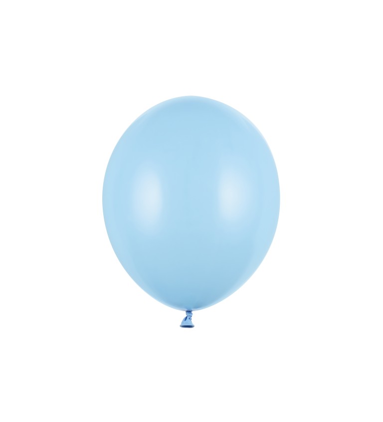 Balení světle modrých balónků